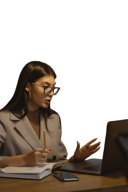 Mujer profesional participando en una videoconferencia desde su computador, representando liderazgo, comunicación efectiva y habilidades blandas en entornos digitales.