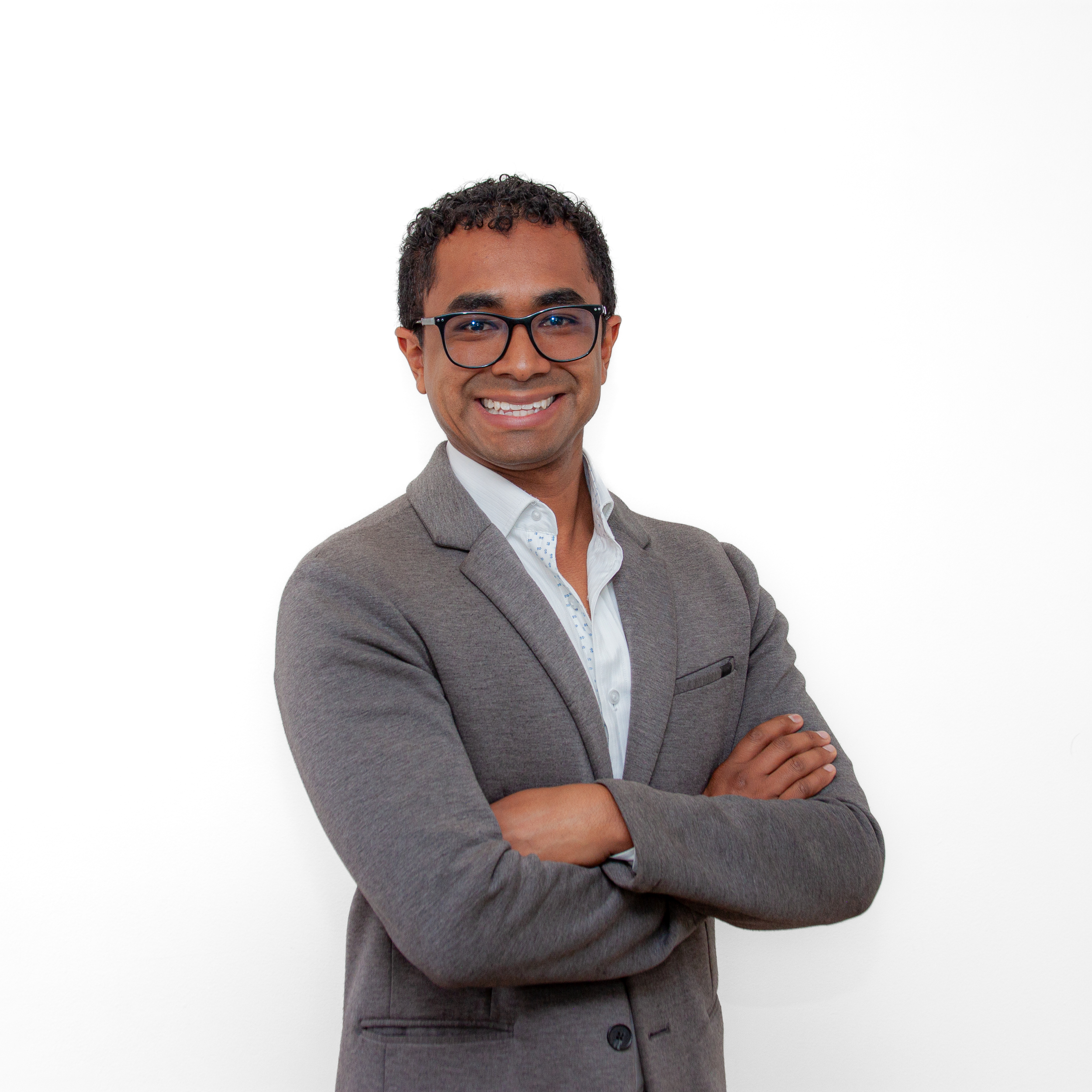 Fotografía de Mauricio  Dario Benavides Maldonado, fundador de Tutormente, consultor en comunicación estratégica, habilidades blandas y marketing digital en Colombia.