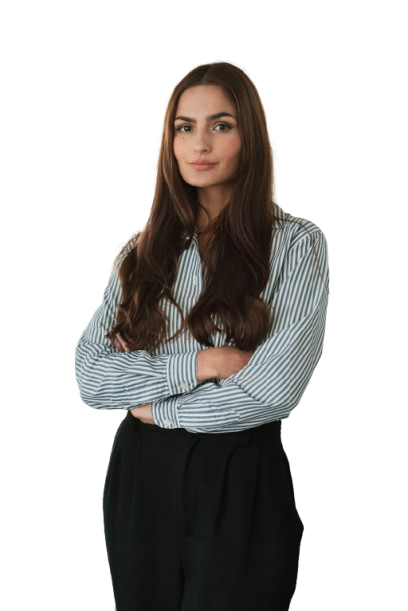 Mujer profesional en entorno ejecutivo representando el desarrollo de habilidades blandas, liderazgo y comunicación estratégica en Tutormente.