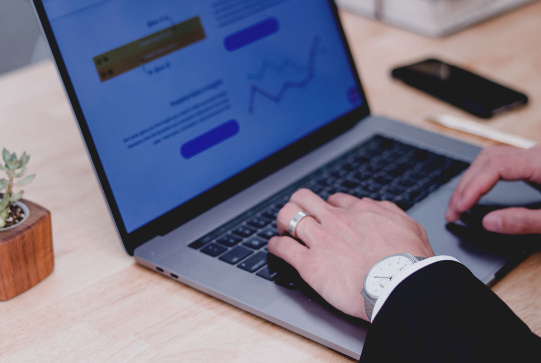 Persona usando un computador